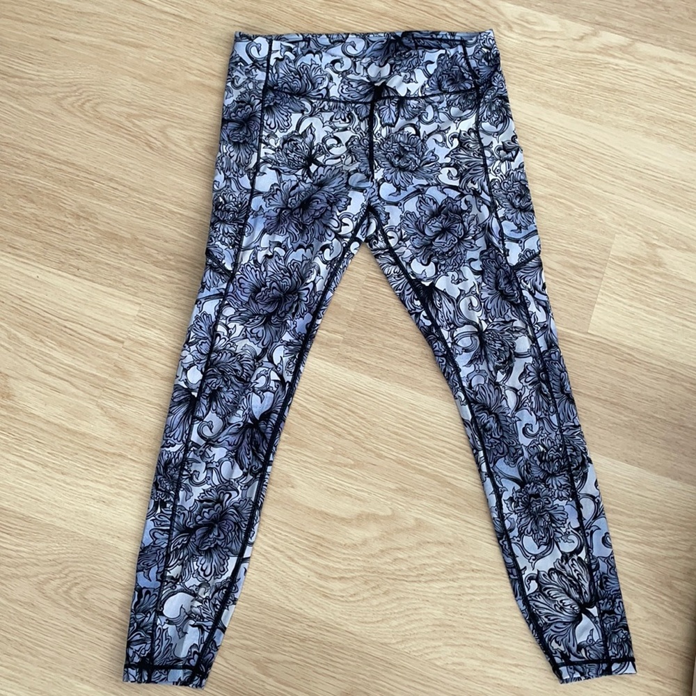 Lululemon leggings with pockets